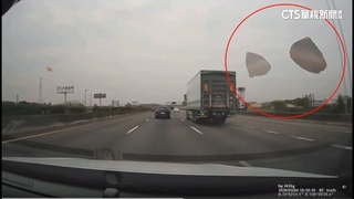 國道紅磚迎面猛砸擋風玻璃　警：疑大貨車輾到彈飛