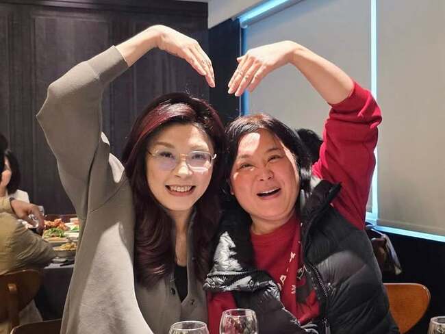 爆不合傳聞　鄭麗文、陳玉珍比愛心合影：回敬令人啼笑皆非的傳言 | 華視新聞