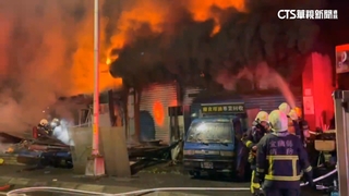 堆滿易燃物！　宜蘭倉庫烈焰濃煙竄天　冒藍色火光