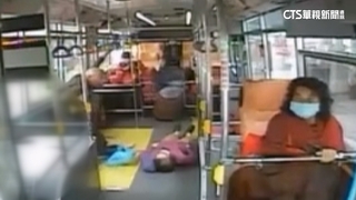 驚險！　基隆公車「閃小巴」急剎　3乘客秒被拋飛慘摔