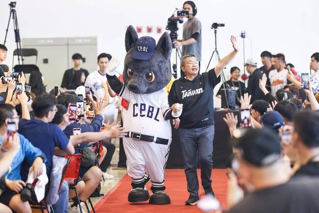 網AI做「蔡其昌穿婚紗送客」照　本人笑回：我太太喜歡 | 華視新聞