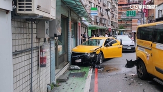 新北小黃失控「來回猛撞」　暴衝撞擊4車1騎士