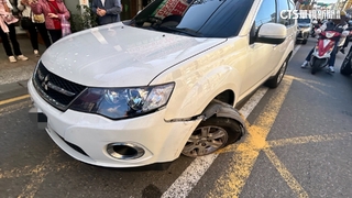 酒駕開車偏移！　轎車撞對向車翻360度　公共危險罪移送