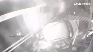 副站長翹班！闖平交道卡住揮手擋　火車驚撞影曝光