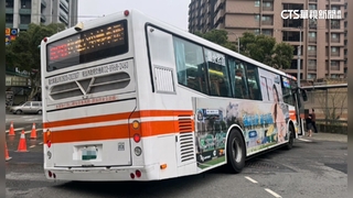 疑柏油未乾透！　920路線公車行經林口突「輪陷」