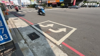汽車違停紅線占用待轉格　騎士冒險停路邊