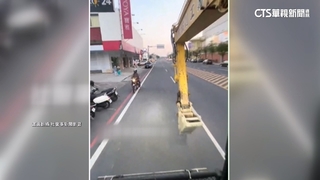 誇張畫面曝！　怪手司機違規逆向還錄影PO網