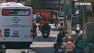 悚！一家4貼機車與左撞貨車相撞　倒地再被對向車撞飛