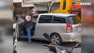 疑不滿垃圾車開太慢　男逆向停車飆國罵恐挨告