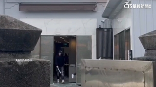 疑不滿日前停車被趕　男揪友人持棍砸禮儀社