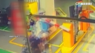 騎士進停車場「欄杆突降」砸頭　業者：已致歉檢修