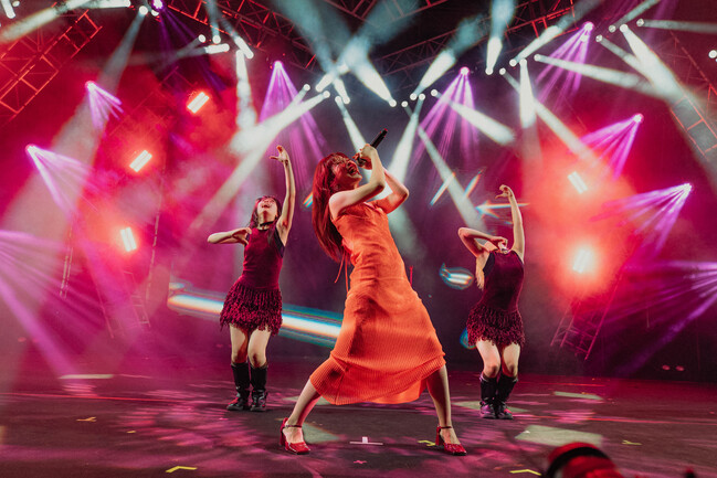 AiNA THE END登大港開唱　被全場大合唱嚇到：斯勾以！ | 華視新聞