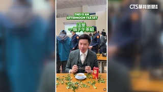 火爆抗議現場優雅喝茶　製茶師「流利英文」拍影片爆紅