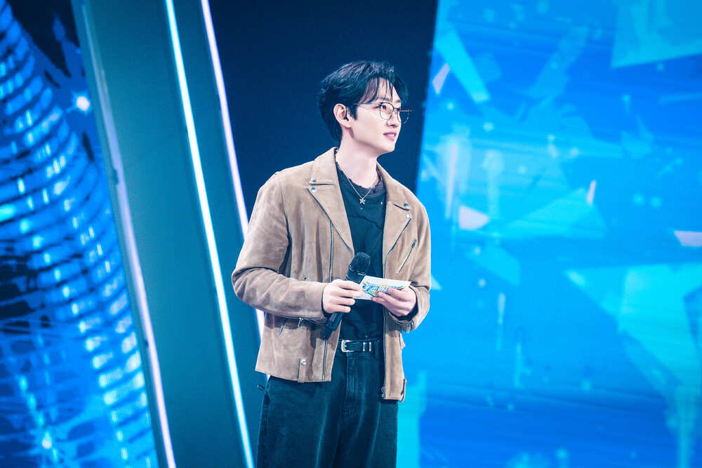 《宇宙啦啦隊》網友對銀赫幽默的主持功力給予高度評價