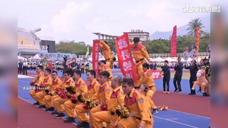 消防員舉「榛」心守護.「蔚」民服務布條挨轟　花縣府未回應