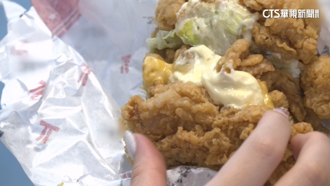 炸雞取代麵包堆成「超厚堡」　客：一口咬最過癮