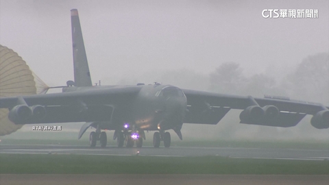 美B-52執行任務突發緊急訊號　緊急降落英國基地
