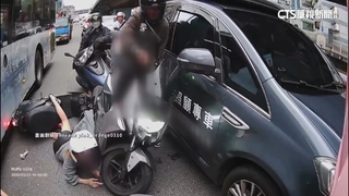 忠孝橋機車未打方向燈切出　遭公車撞倒「險輾過」