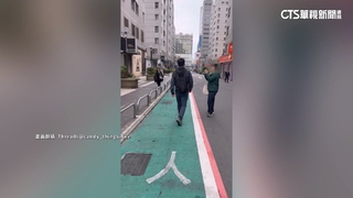 撞人族出沒台北！男疑不滿低頭族衝撞　女理論反被踹