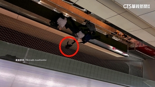 桃機驚魂！　7歲童翻電扶梯圍籬跳防墜網　消防垂降救