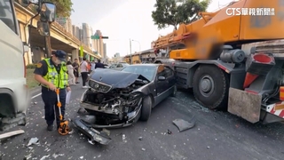 台中失速吊車連6撞　疑「剎車失靈」掃倒路樹才停下