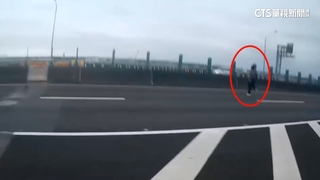 未繫安全帶.不願查身分　駕駛見警跳車逃竄國道