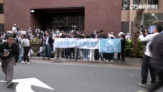 民眾試圖「闖北檢」還叫囂　法警強制帶離現場