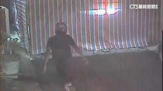 毒駕拒檢逃逸「男棄車闖喪家」　警拔槍喝斥逮人