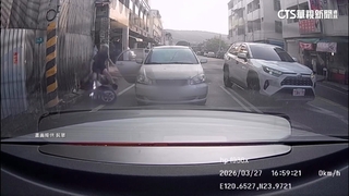 轎車停路中「開門」擊落機車　騎士噴飛摔進水溝