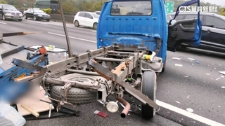 疑左後輪爆胎！貨車國道翻4圈　後車急剎閃避險撞上