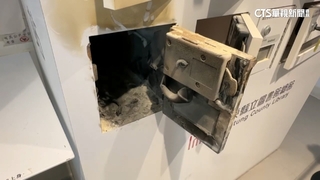 屏東總圖充電站竄煙　疑行動電源肇禍.幸藏書未損毀