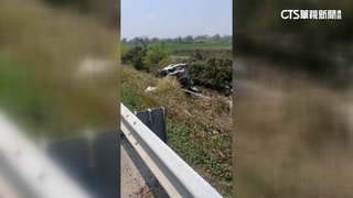 聯結車疑爆胎失控翻落邊坡　駕駛輕傷送醫