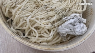 餐點驚見衛生紙團.黑色細絲　店家歉：疑外送遭動手腳
