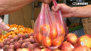 原料缺鬧「塑膠袋之亂」　攤販節省用苦嘆「比黃金貴」