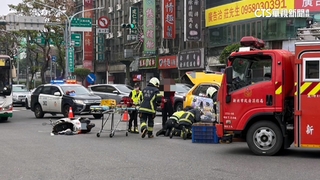 疑未依規定待轉　女騎士被計程車追撞卡車底