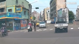 不要命！騎士「路中收欠款」停待轉格點錢　警將開罰