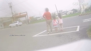 婦帶2童站「機車停等區」過馬路　騎士驚：行人要待轉？