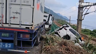 台2線曳引車疑爆胎失控撞5車　一輛衝出護欄卡鐵軌