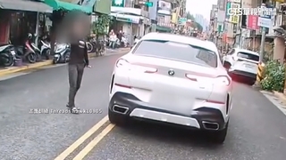 悚！男持磚揮利器隨機砸車　供稱「心情不好洩憤」