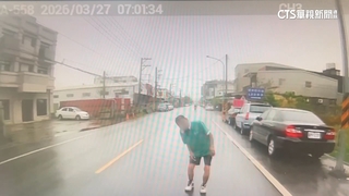 假車禍？　男蹲公車前招手　目擊者驚：看到車才跑出去