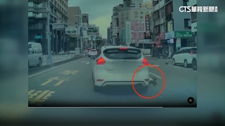 悚！酒駕過彎失控摔飛　騎士猛撞汽車彈飛再遭輾