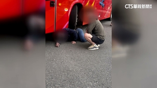 安親班遊覽車左轉撞機車　騎士疑遭輾腰送醫