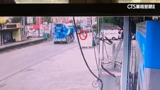 中壢死亡車禍！　騎士左轉自摔倒地　遭後車追撞奪命