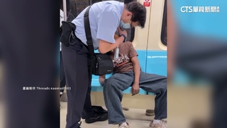 外籍客身體不適倒北捷車廂　站務員.民眾合力抬出送醫