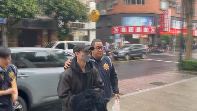 閃兵案第4波搜索　「王子」邱勝翊遭拘提 上銬抵警局畫面曝 | 華視新聞