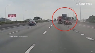 國道驚魂！駕駛疑中風　曳引車「左右切」2噸鐵圈砸
