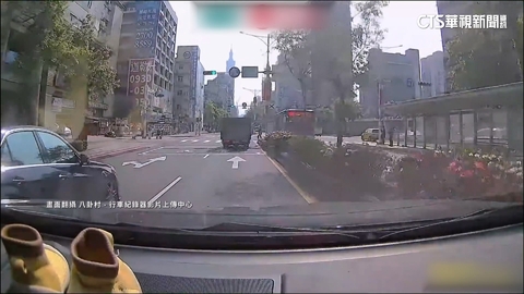 公車違規放客！　婦下車疑未注意紅燈　遭貨車撞重傷