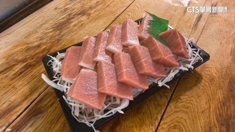 東港「第一鮪」尚未入港　遊客湧華僑市場嘗新鮮水產