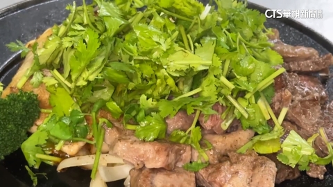 視味覺雙重盛宴！　香菜爆量海鮮鍋吸睛　鮭魚盛宴浮誇上桌