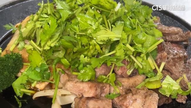 視味覺雙重盛宴！　香菜爆量海鮮鍋吸睛　鮭魚盛宴浮誇上桌